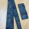 Blauwe stropdas met patroon