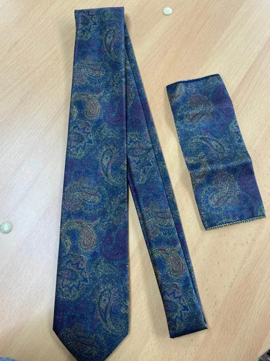 Blauwe stropdas met patroon