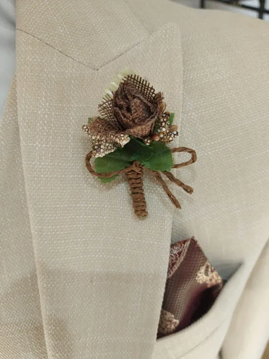 Bruin corsage bruidegom