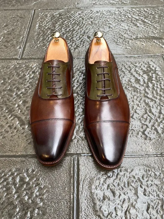 Bruine leren klassieke schoenen met groen accent