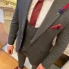 Donker grijs kostuum met lichte ruiten