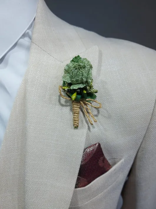 Groen corsage bruidegom