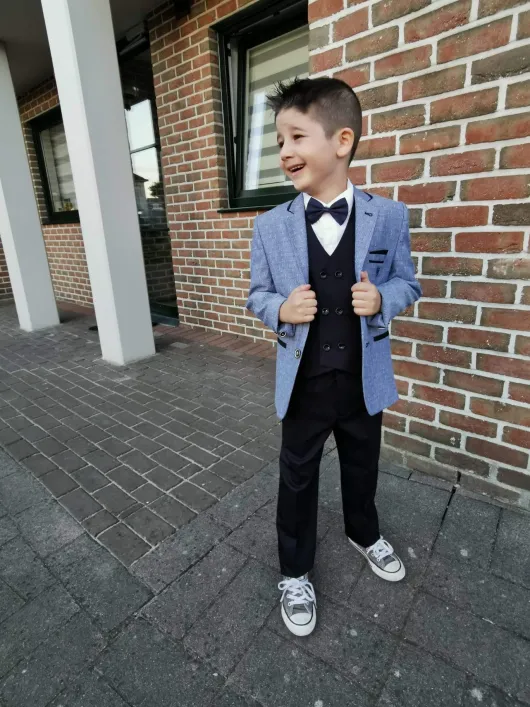 Lichtblauw communiekleding met navyblauw gilet en broek