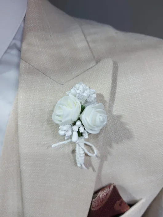 Wit corsage bruidegom