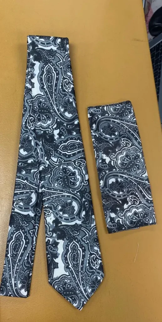 Zwarte stropdas met grijze patroon