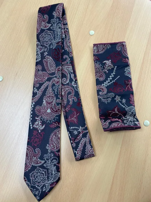 Zwarte stropdas met rode patroon